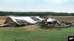 En esta imagen tomada de un video provisto por WLBT-TV se ven los daños causados por fuertes tormentas en el Condado de Yazoo, Mississippi, el domingo, 12 de abril de 2020.