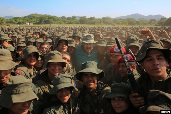 委内瑞拉总统尼古拉斯·马杜罗在2019年5月4日访问委内瑞拉El Pao的军事训练中心期间与军人合影。