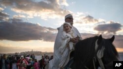 Défilé annuel célébrant l'anniversaire de naissance du prophète Mahomet, à Sale, près de Rabat, au Maroc, le 30 novembre 2017.