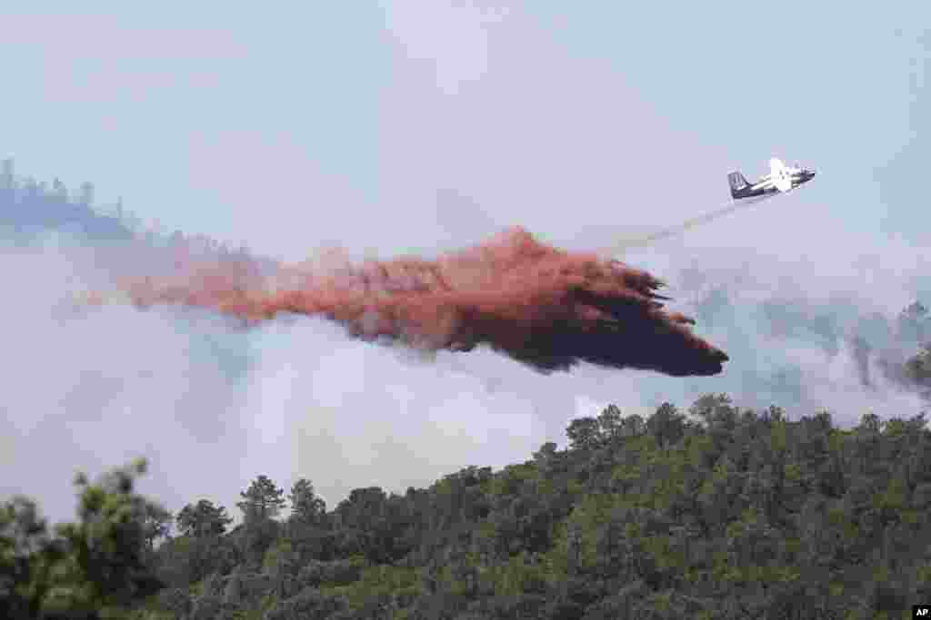 تلاش برای خاموش کردن آتش در فرانسه با استفاده از هواپیمای مجهز به مواد ضدحریق