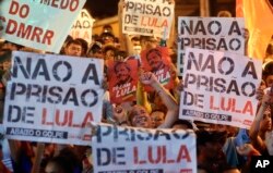 Partidario del expresidente Lula da Silva protestan la condena por soborno al exmandatario delante del Sindicato de Trabajadores Metalúrgicos en Sao Bernardo do Campo. Abril 5, 2018.