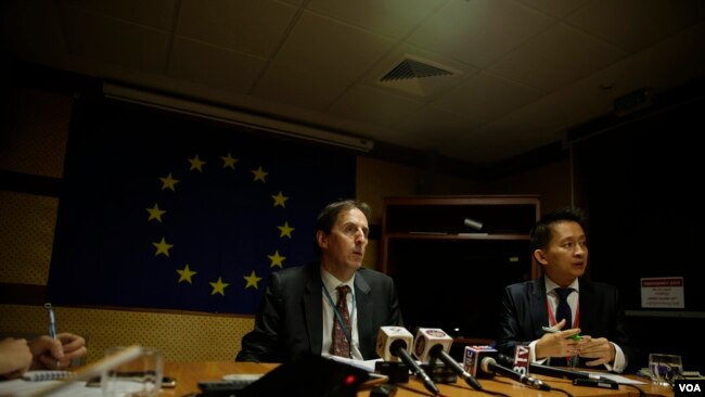 European Union Ambassador to Cambodia George Edgar speaks in a press briefing in Phnom Penh on December 08, 2017. (Aun Chhengpor/VOA Khmer)