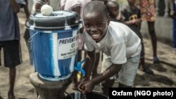 Sensibilisation au lavage des mains à Clara Town, un quartier du nord de Monrovia au Libéria.