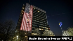 Zgrada Vlade Kosova u bojama zastave Sjedinjenih Američkih Država, aprila 2020.