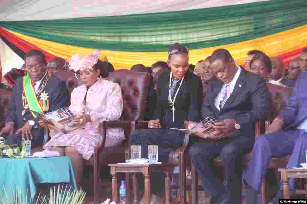 Perezida Emmerson Mnangagwa n'umutambukanyi wiwe Auxillia bari kumwe n'icegera ca mbere ca zimbabwe Constantino Chiwenga na madamu wiwe Mary mu birori vyo kurahira 