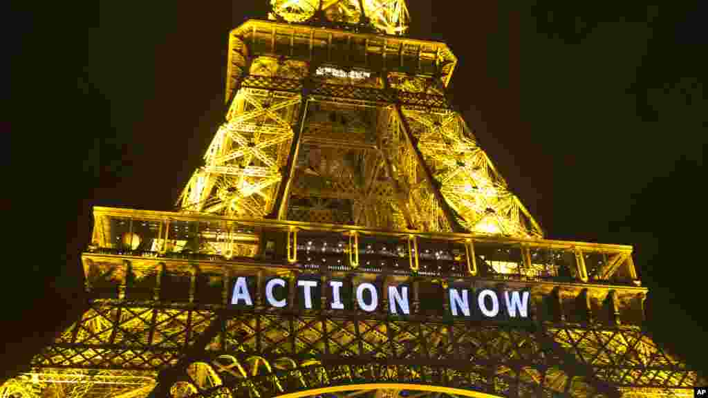 La Tour Eiffel illuminée avec le slogan &quot;Passons à l&#39;action&quot;, en marge de la COP21, Paris, 6 décembre 2015.&nbsp;
