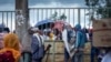 Des Éthiopiens déplacés de différentes villes de la région d'Amhara attendent des distributions d'aide dans un centre pour personnes déplacées à Debark, dans la région d'Amhara, au nord de l'Éthiopie, jeudi 26 août 2021.