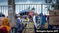 Displaced Ethiopians from different towns in the Amhara region wait for aid distributions at a center for the internally-displaced in Debark, in the Amhara region of northern Ethiopia. (File)