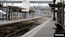 全国大罢工举行的几小时之前，一名男子坐在法国里尔弗朗德火车站站台上。（2018年4月2日）
