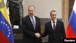 El ministro de Relaciones Exteriores de Rusia, Sergey Lavrov, estrecha la mano de su homólogo venezolano, Jorge Arreaza, durante una reunión en Caracas, Venezuela, el 7 de febrero de 2020.