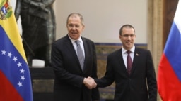 El ministro de Relaciones Exteriores de Rusia, Sergey Lavrov, estrecha la mano de su homólogo venezolano, Jorge Arreaza, durante una reunión en Caracas, Venezuela, el 7 de febrero de 2020.