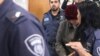 Malka Leifer, ancienne directrice d'école recherchée en Australie pour abus sexuels sur des élèves, au tribunal de district de Jérusalem accompagnée de gardes du service pénitentiaire israélien, 14 février 2018. (Reuters/Ronen Zvulun)