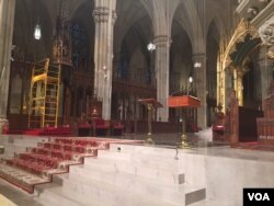 View of altar at St. Patrick's cathedral in New York city, Sept. 19, 2015. (Photo: S. Lemaire / VOA)