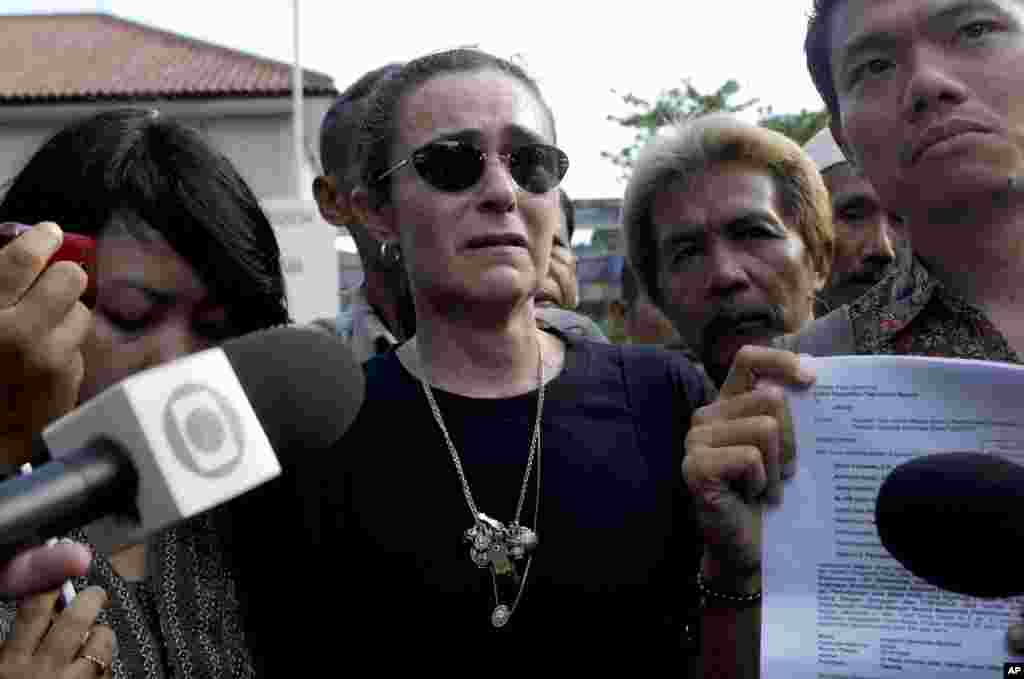 Angelita Muxfeldt, center, a cousin of Rodrigo Gularte, Brazilian national who is on death row for smuggling drugs into Indonesia, speaks to the media after visiting her cousin in Cilacap, Central Java, Indonesia, April 28, 2015.