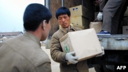 지난 2004년 4월 북한 룡천에서 세계식량계획(WFP)가 긴급 지원한 식량을 옮기고 있다. (자료사진)