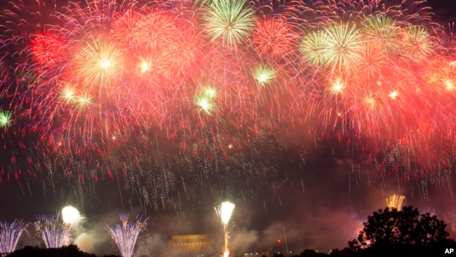 2019年7月4日庆祝美国国庆日在首都华盛顿上空绽放的烟花。