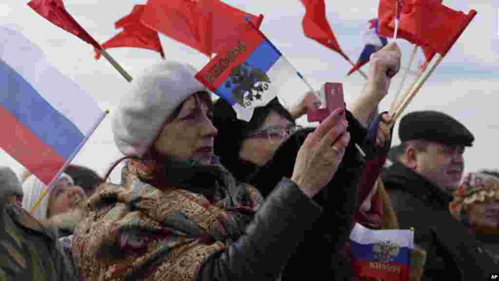 La population salue les militaires russes qui reviennent de Syrie, 15 mars 2016.