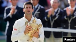 Petenis Serbia, Novak Djokovic meraih gelar juara Wimbledon untuk kedua kalinya, Minggu (6/7).
