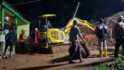 Tim gabungan TNI-Polri dan BPBD Sumedang melakukan pencarian korban di lokasi tanah longsor di Desa Cihanjuang, Kecamatan Cimanggung, Kabupaten Sumedang, Jawa Barat, Sabtu, 9 Januari 2021. (Foto: Humas BNPB).