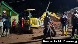 Tim gabungan TNI-Polri dan BPBD Sumedang melakukan pencarian korban di lokasi tanah longsor di Desa Cihanjuang, Kecamatan Cimanggung, Kabupaten Sumedang, Jawa Barat, Sabtu, 9 Januari 2021. (Foto: Humas BNPB).