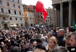 Giorgia Meloni, bottom right, arrives in Rome's Pantheon Square to meet reporters March 16, 2016. The pregnant politician has announced her candidacy for Rome's mayor.