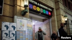 治疗克雷格•斯宾塞医生的纽约医院在门口张贴关于埃博拉的告示