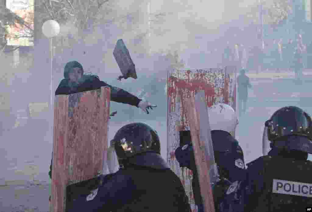 حامیان احزاب اپوزیسیون به سوی پلیس ضدشورش در مقابل پارلمان کوسوو سنگ پرتاب می کنند
