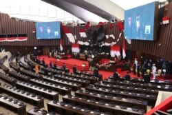 Kursi di ruang sidang utama di Gedung MPr/DPR RI sebagian besar dibiarkan kosong di tengah pandemi COVID-19 saat penyampaian Pidato Kenegaraan tahunan oleh Presiden Jokowi, 16 Agustus 2021. (AP)