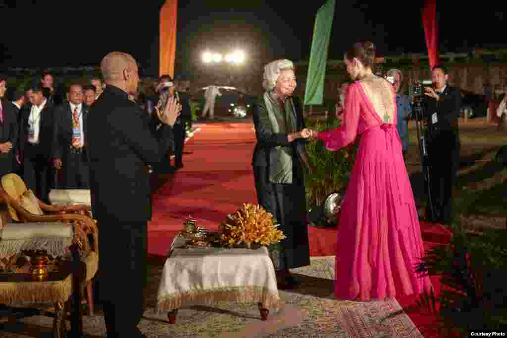 American actress Angelina Jolie is being greeted by Cambodia&#39;s Queen Mother Norodom Monineath and King Norodom Sihamoni at an outdoor world premiere of &quot;First They Killed My Father&quot; near Angkor Wat in Siem Reap, Cambodia, February 18, 2017. (Amanda Boury/Netflix)