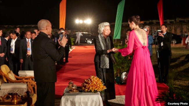 Angelina Jolie is being greeted by the Queen Mother Norodom Monineath and King Norodom Sihamoni at the premier of "First They Killed Father" at Siem Reap, Cambodia.(Amanda Boury/Netflix)