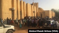 La foule est réunie devant la cour de Justice pour le procès de trafic de bébés, à Niamey, Niger, le 13 mars 2017. (VOA/Abdoul-Razak Idrissa)