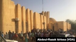 La foule est réunie devant la cour de Justice à Niamey, Niger, le 13 mars 2017. (VOA/Abdoul-Razak Idrissa)