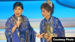 Artis legendaris Titiek Puspa berduet bersama Elly Kasim dalam lagu Ayam Den Lapeh. (Foto: Ria HD).