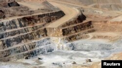 Mali la, bɛnkan dɔ kɛra Mali fanga ni sanubɔlaw cɛ, a tun bɛ baro kɛ ni minnu ye, Barrick Gold fana sen bɛ o la. 