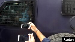 نواز شریف روز دوشنبه و در خودرویی زره‌پوش، پس از حضور در دادگاه به زندان بازگردانده شد