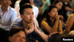 Manifestantes prodemocracia observan las conversaciones entre los líderes de la protesta y oficiales de la ciudad de Hong Kong.