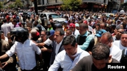 El presidente interino de Venezuela Juan Guaidó y el líder opositor Leopoldo López aparecieron rodeados de un grupo de militares y diputados en una autopista principal de Caracas la mañana de este martes.