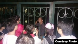 Blogger Nguyễn Tường Thụy ra thông báo ông Lê Quốc Quyết, em trai luật sư Quân, bị đánh đập một cách tàn bạo.