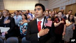 在美國軍中服役的印度移民迪亞斯在波士頓肯尼迪總統圖書館宣誓入籍。（2018年7月18日）