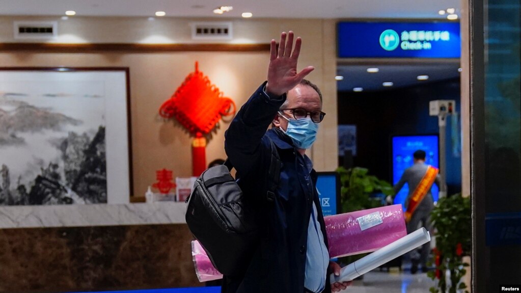 世卫组织新冠病毒源头调查组专家组成员，丹麦科学家彼得·本·安巴雷克(Peter Ben Embarek)离开武汉时在机场挥手。 （2021年2月10日）(photo:VOA)