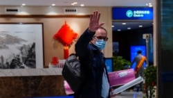 世卫组织新冠病毒源头调查组专家组成员，丹麦科学家彼得·本·安巴雷克(Peter Ben Embarek)离开武汉时在机场挥手。 （2021年2月10日）