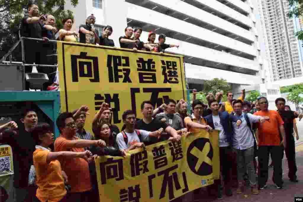 香港泛民主派舉行車隊巡遊「向假普選說不」(美國之音湯惠芸拍攝)