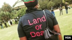 A woman activist at the rally sports a shirt with the slogan "Land or Death" reprentative of the uncompromising stance taken by activists on land redistribution. (A. Powell/VOA)