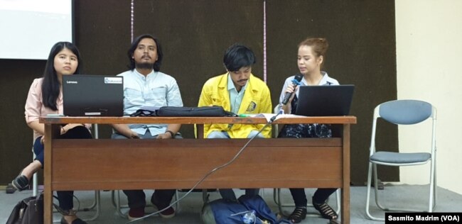 Koalisi Selamatkan Teluk Jakarta saat menggelar konferensi pers di kantor LBH Jakarta pada Jumat (21/6/2019) (foto: VOA/Sasmito Madrim)