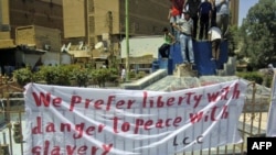 Người biểu tình giương biểu ngữ trong 1 cuộc biểu tình chống Tổng thống Assad ở Syria
