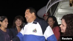 Chávez arribó a territorio venezolano hacia las 10 de la noche, hora local, y al bajar del avión afirmó haber llegado a tiempo para celebrar el día de la madre.