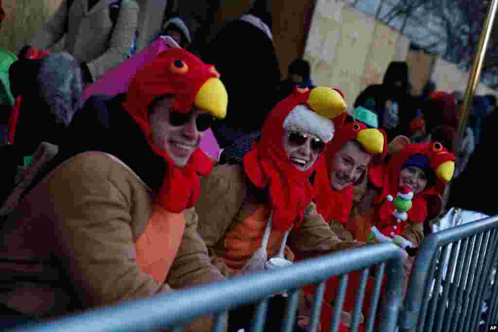 People try to stay warm before the 92nd annual Macy&#39;s Thanksgiving Day Parade in New York, Nov. 22, 2018.