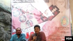 Diskusi dan pemutaran film memperingati 10 Tahun Meninggalnya Aktivis HAM Munir, di kantor Kontras Surabaya, 9 September 2014 (Foto:VOA/Petrus Riski)