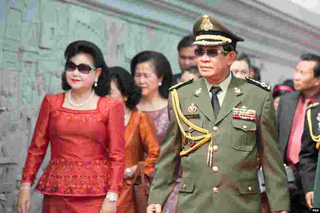 នាយករដ្ឋមន្រ្តីកម្ពុជា ហ៊ុន សែន មើលរូបដែលត្រូវបានឆ្លាក់លើជញ្ជាំងវិមានឈ្នះៗ បន្ទាប់ពីកាត់ខ្សែបូររួចក្នុងទិវានយោបាយឈ្នះៗនិងសម្ពោធវិមានឈ្នះ ឈ្នះកាលពីព្រឹកថ្ងៃទី២៩ ខែធ្នូ ឆ្នាំ២០១៨ក្នុងរាជធានីភ្នំពេញ ប្រទេសកម្ពុជា។(ទុំ ម្លិះ/VOA)