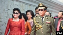 នាយករដ្ឋ​មន្រ្តី​កម្ពុជា ហ៊ុន សែន មើល​រូប​ដែល​ត្រូវ​បាន​ឆ្លាក់​លើ​ជញ្ជាំង​វិមាន​ឈ្នះៗ បន្ទាប់​ពី​កាត់ខ្សែបូរ​រួច​ក្នុង​ទិវា​នយោបាយ​ឈ្នះៗ​និង​សម្ពោធ​វិមាន​ឈ្នះ ឈ្នះ​កាលពី​ព្រឹកថ្ងៃទី​២៩ ខែធ្នូ ឆ្នាំ២០១៨ក្នុង​រាជធានី​ភ្នំពេញ ប្រទេស​កម្ពុជា។(ទុំ ម្លិះ/VOA)